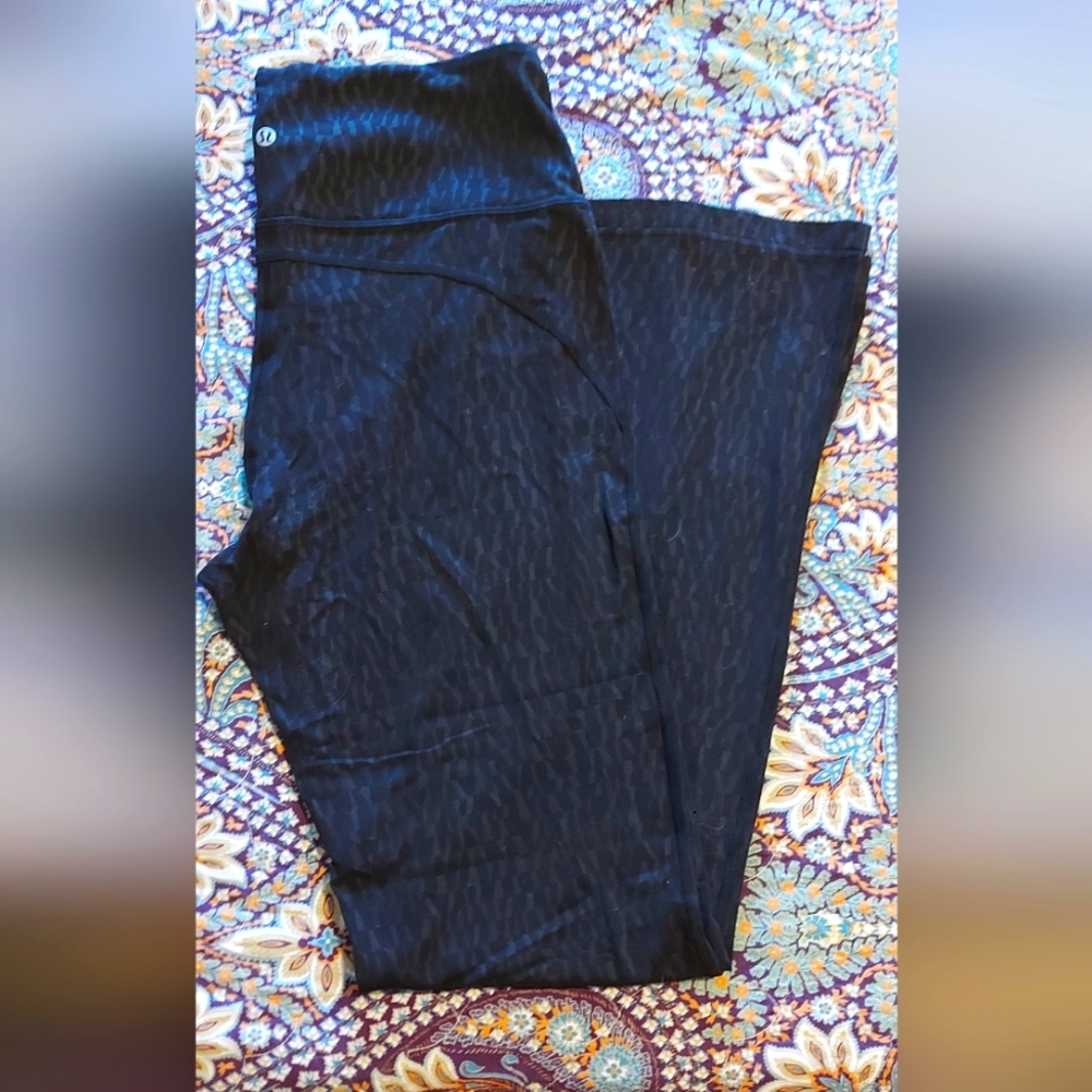 Womens LULULEMON athletic Full Length Yoga Pants With Flare And Embossed Look
